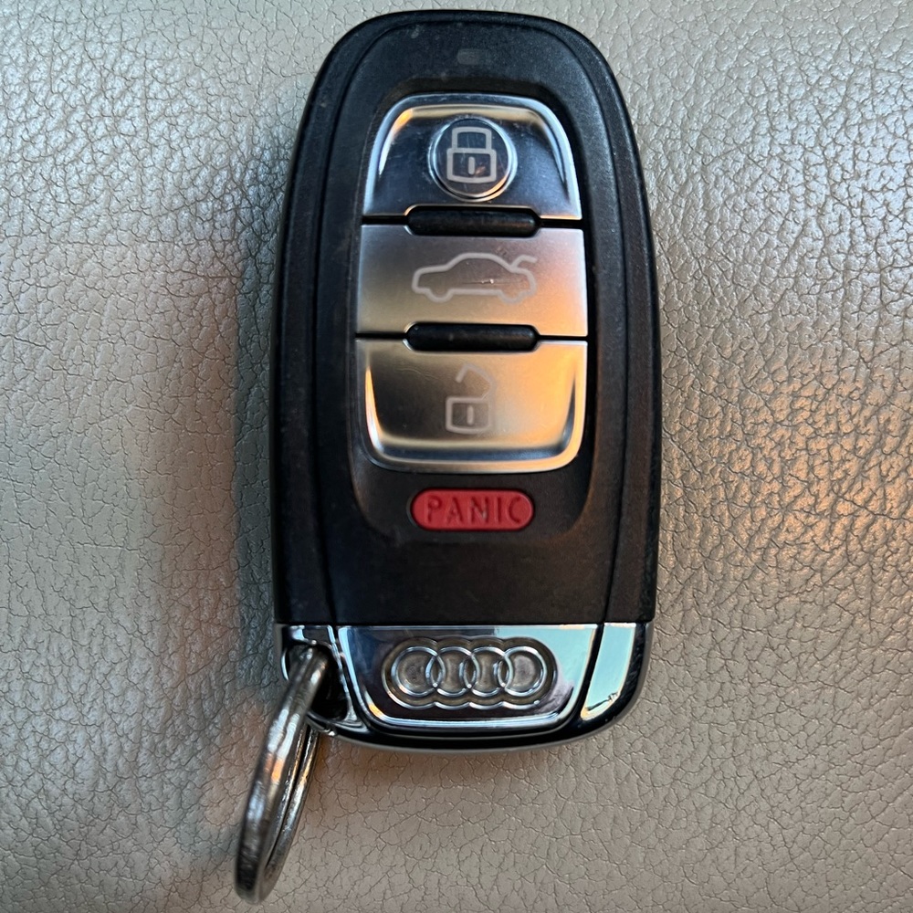 Audi Q5 Key Fob Remote Keyless 4 Button - Picture 1 of 7